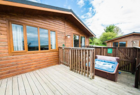 Skylark Lodge with Hot Tub near Cupar Fife